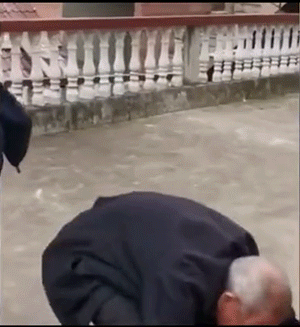 动态图：男人，真的长不大啊！