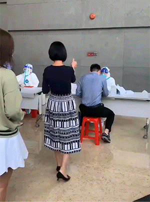 好笑的动图：听说你们都喜欢洗澡的时候唱歌！