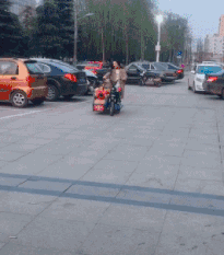 好笑的动图：听说你们都喜欢洗澡的时候唱歌！