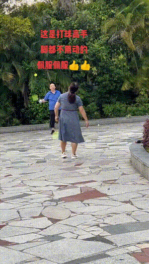 好笑的动图：听说你们都喜欢洗澡的时候唱歌！