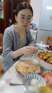 搞笑动图图片：上学太辛苦了，看把孩子累成什么样子了！