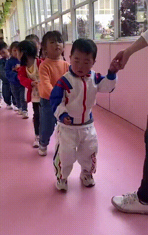 搞笑动图图片：上学太辛苦了，看把孩子累成什么样子了！