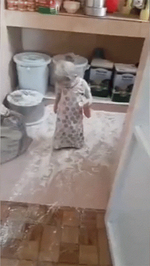 GIF图：人类幼崽，几家欢喜几家愁！
