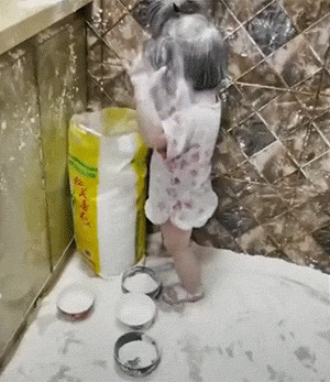 GIF图：人类幼崽，几家欢喜几家愁！