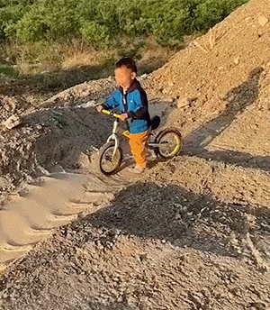 GIF图：人类幼崽，几家欢喜几家愁！