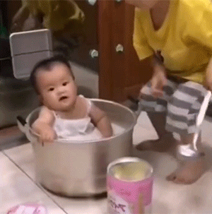 GIF图：人类幼崽，几家欢喜几家愁！