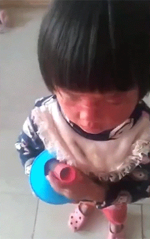 GIF图：人类幼崽，几家欢喜几家愁！