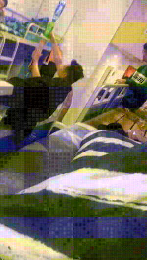 搞笑GIF：再封三年估计捅到南天门