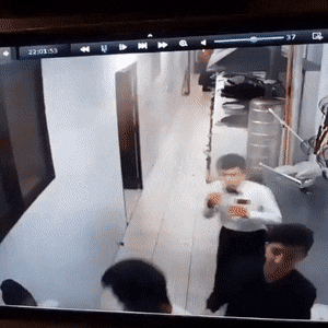 GIF图：国外视频网站上的沙雕又来报道了！