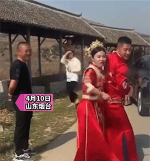 爆笑动图：大庭广众之下卿卿我我