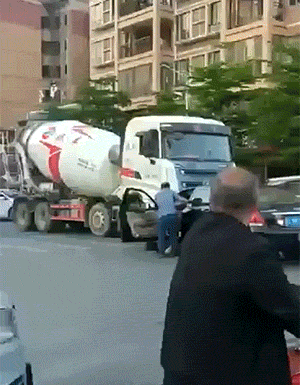 搞笑动图图片：见过走位最好的狗子