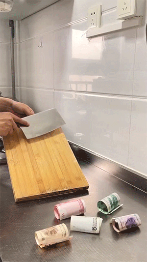 搞笑动图图片：见过走位最好的狗子