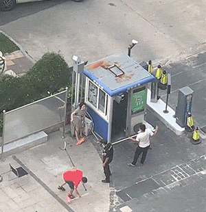 搞笑动图图片：见过走位最好的狗子