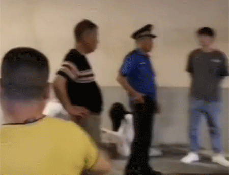 搞笑动图图片：见过走位最好的狗子