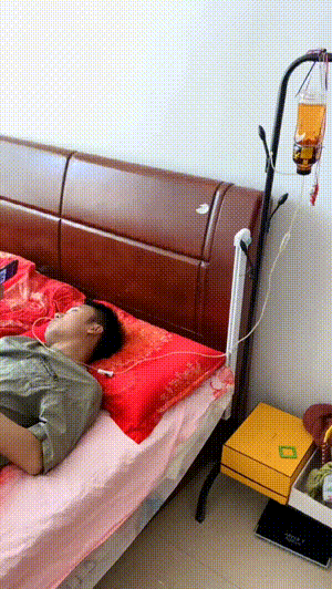 最新动图:是不是该给他们订娃娃亲了?
