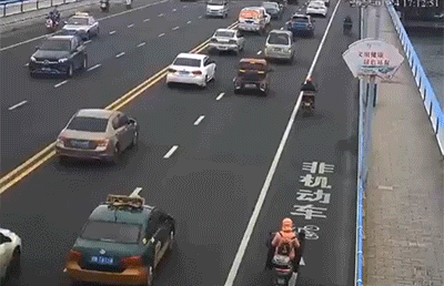 GIF：柳州的11场车祸！！