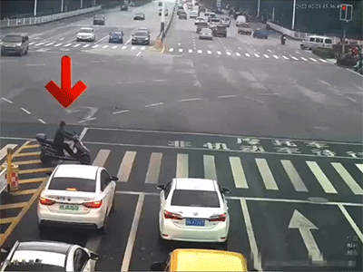 GIF：柳州的11场车祸！！