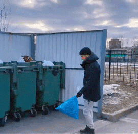 爆好笑的GIF：藏起来，别人就看不到我的尴尬