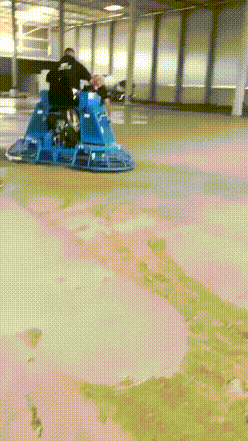 搞笑GIF：跟猴子玩上了！
