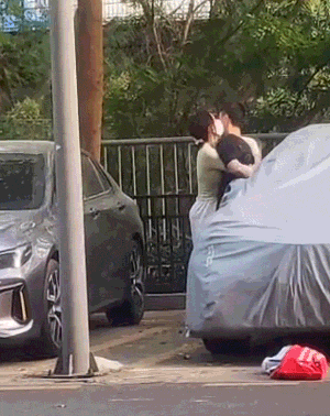 搞笑GIF：跟猴子玩上了！
