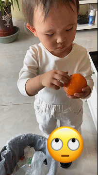 GIF：熊孩子第一次走秀，这个姿势hold住全场啊！