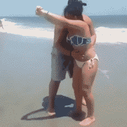 GIF：熊孩子第一次走秀，这个姿势hold住全场啊！