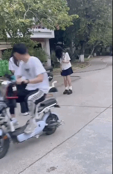 GIF：熊孩子第一次走秀，这个姿势hold住全场啊！