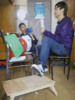 GIF：熊孩子第一次走秀，这个姿势hold住全场啊！
