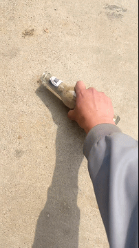 GIF：熊孩子第一次走秀，这个姿势hold住全场啊！