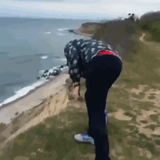 GIF：熊孩子第一次走秀，这个姿势hold住全场啊！