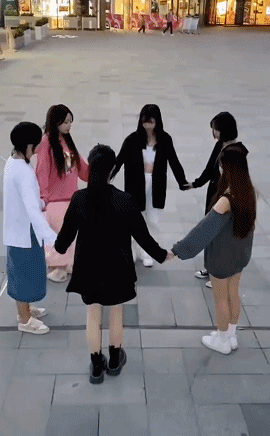 GIF：熊孩子第一次走秀，这个姿势hold住全场啊！