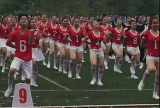 GIF：熊孩子第一次走秀，这个姿势hold住全场啊！