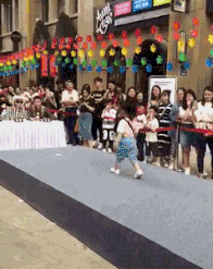 GIF：熊孩子第一次走秀，这个姿势hold住全场啊！