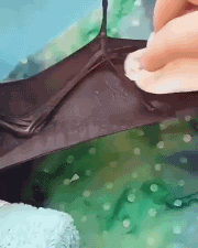 GIF：熊孩子第一次走秀，这个姿势hold住全场啊！