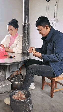 有意思的动图：爱吃螺蛳粉和蛋糕的都沉默了