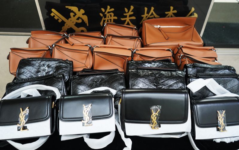 全是赝品！拱北口岸查获25个“LOEWE”“YSL”纯朴品包袋【综合】风气中国网