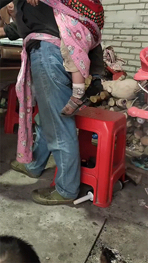 风趣GIF：大姐跳的这么投入，我看得入迷忘记买菜了！