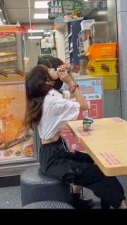 风趣GIF：大姐跳的这么投入，我看得入迷忘记买菜了！