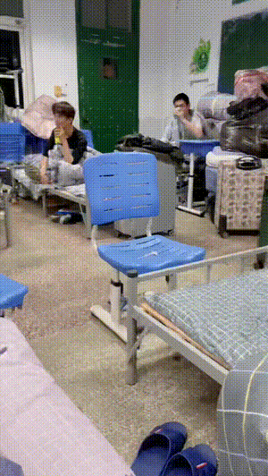 风趣GIF：大姐跳的这么投入，我看得入迷忘记买菜了！