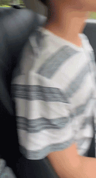 搞笑动图：女朋友生气了，但是男朋友还毫无察觉