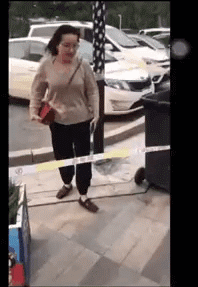 搞笑动图：女朋友生气了，但是男朋友还毫无察觉