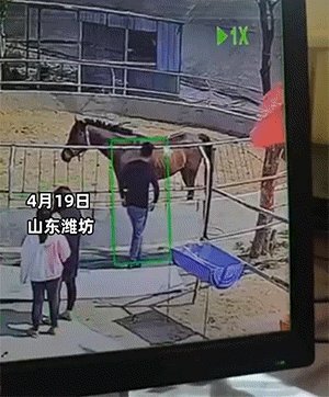 搞笑动图：女朋友生气了，但是男朋友还毫无察觉