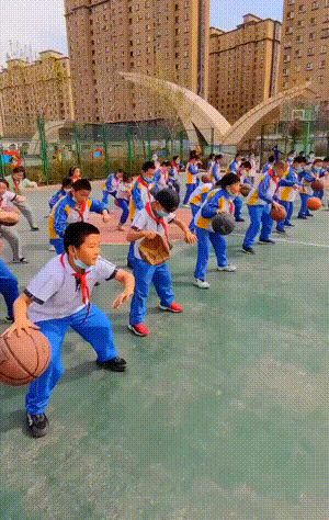 搞笑动图：女朋友生气了，但是男朋友还毫无察觉