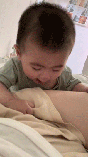 搞笑的动态图：妈妈的大腿有毒吗？换叔叔来帮忙吸毒可好！