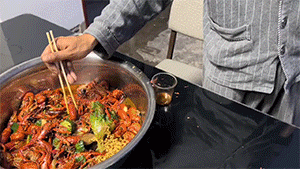 搞笑的动态图：妈妈的大腿有毒吗？换叔叔来帮忙吸毒可好！