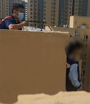 搞笑的动态图：妈妈的大腿有毒吗？换叔叔来帮忙吸毒可好！