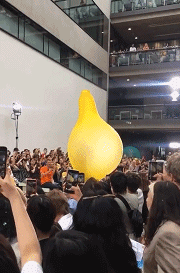 搞笑的动态图：妈妈的大腿有毒吗？换叔叔来帮忙吸毒可好！