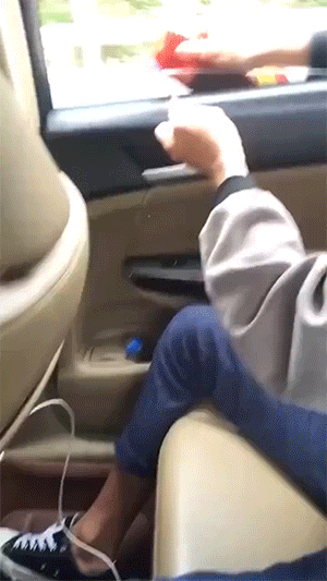 搞笑的动态图：妈妈的大腿有毒吗？换叔叔来帮忙吸毒可好！