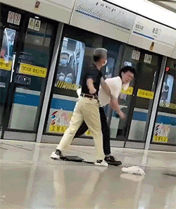 爆笑动图：造孽啊，给炸成啥样了都！这就很过分了！