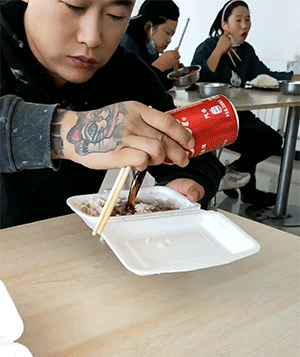 搞笑动图：行为和气质匹配！